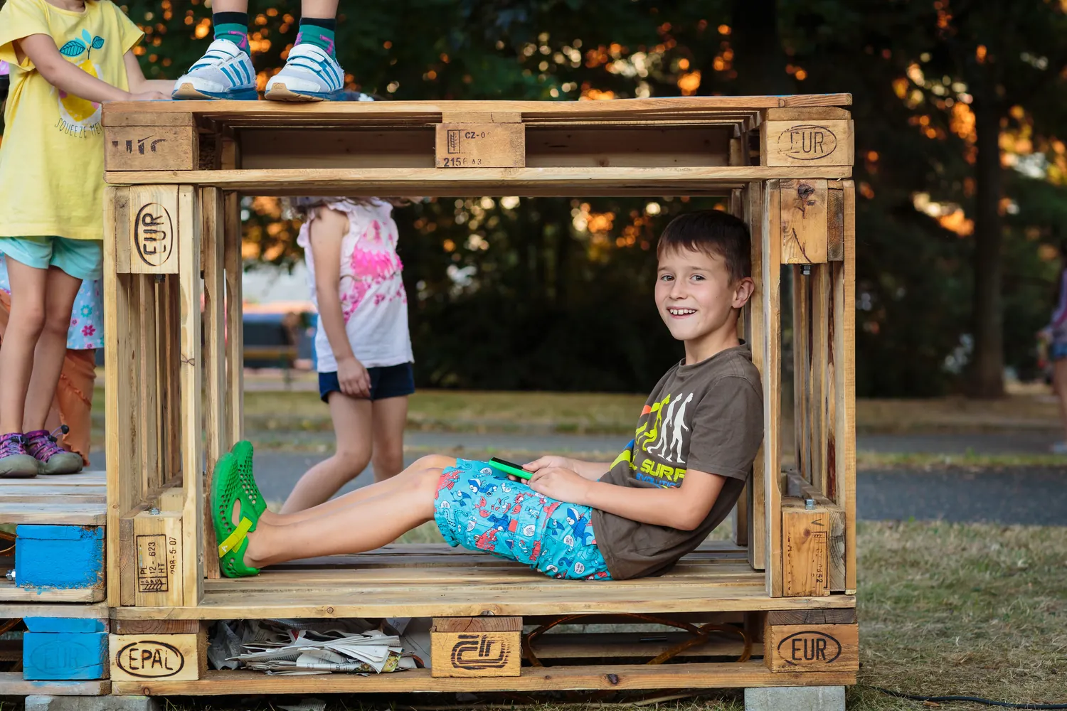 A child playing inside the pallet snake structure